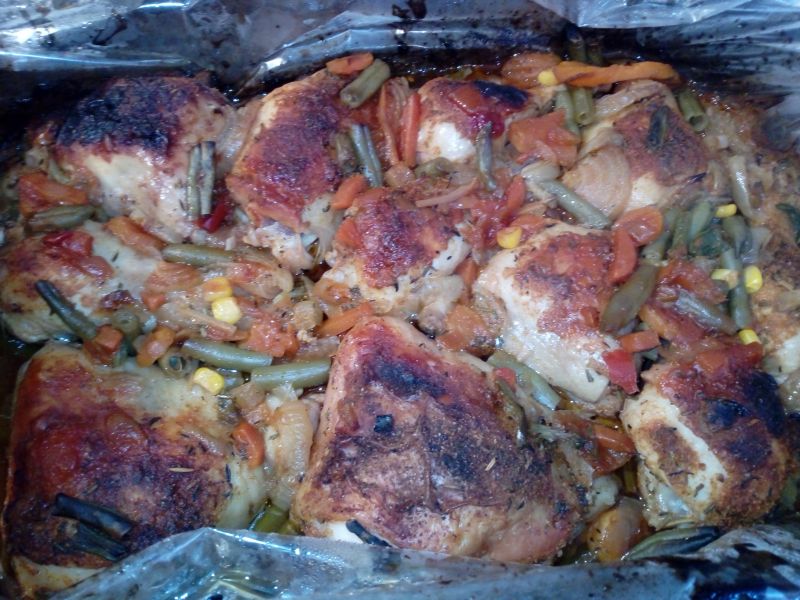 Kurczak pieczony z warzywami i sosem słodko-kwaśny Kurczak pieczony z warzywami i sosem słodko-kwaśny