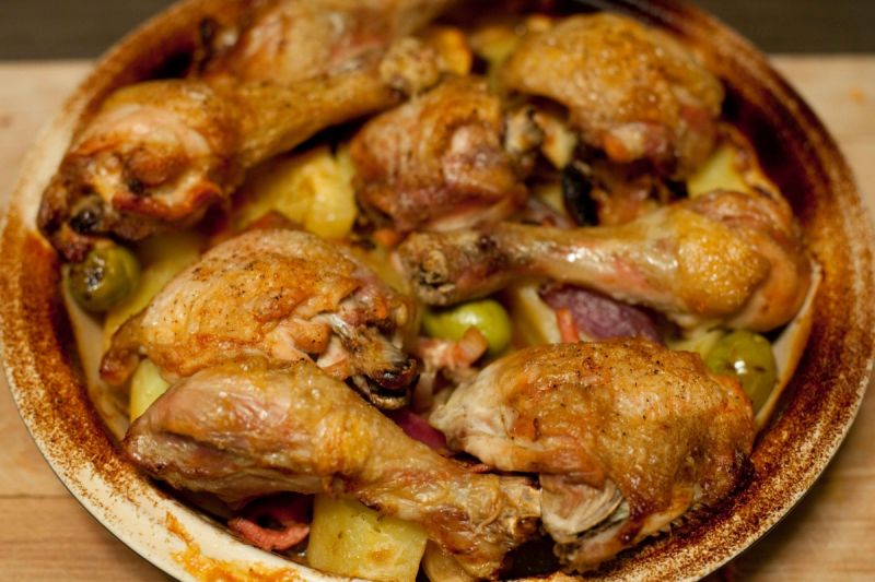 Kurczak pieczony z ziemniakami,boczkiem i oliwkami