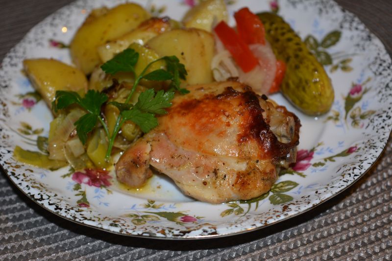Kurczak pieczony z ziemniakami i porem 