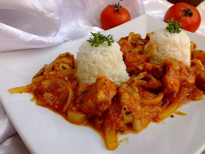 Kurczak po gruzińsku podany z ryżem