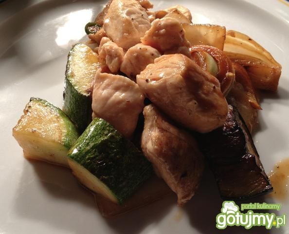 Kurczak po tajsku z cukinią Kurczak po tajsku z cukinią