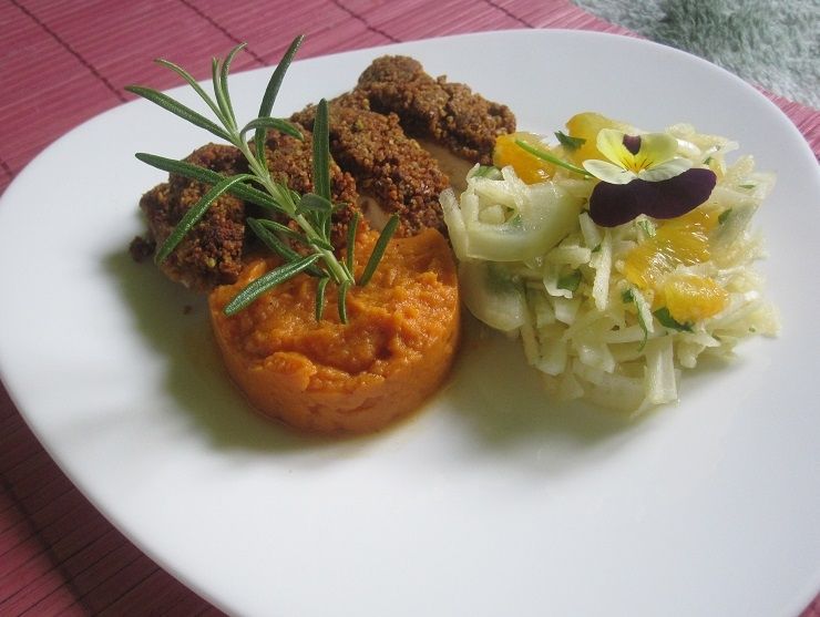 Kurczak pod chrustem z pistacji z purre z batatów Kurczak pod chrustem z pistacji z purre z batatów