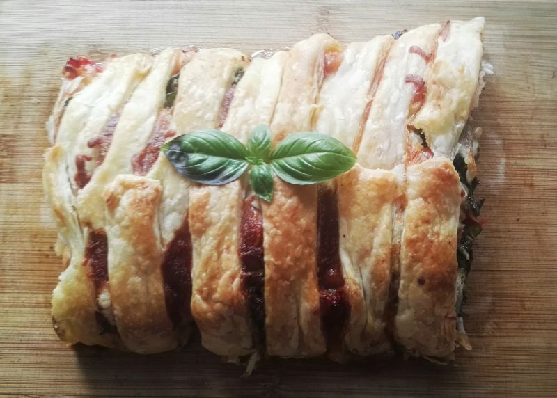 Kurczak pod pierzynką w cieście francuskim