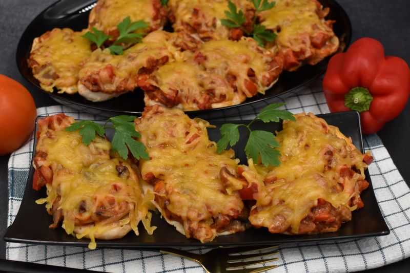 Kurczak pod pierzynką z pieczarkami i warzywami