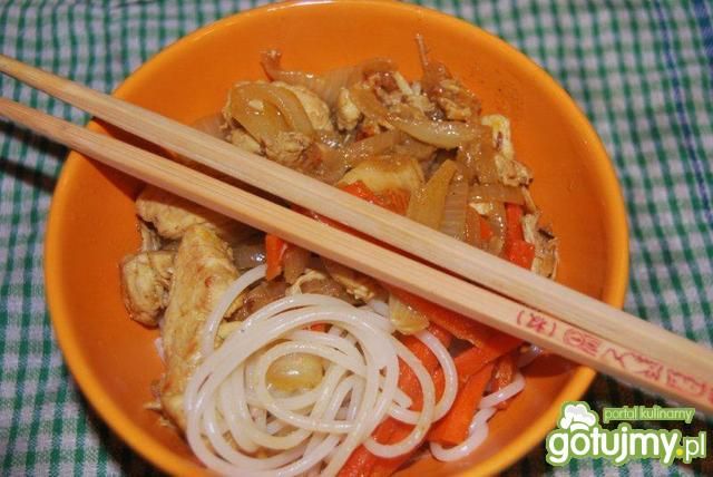 Kurczak prawie po chińsku z nuddle'ami