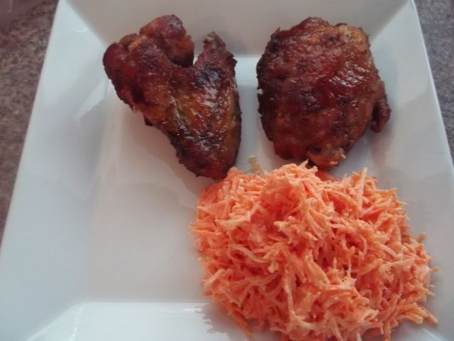 Kurczak smażony w towarzystwie marchewki