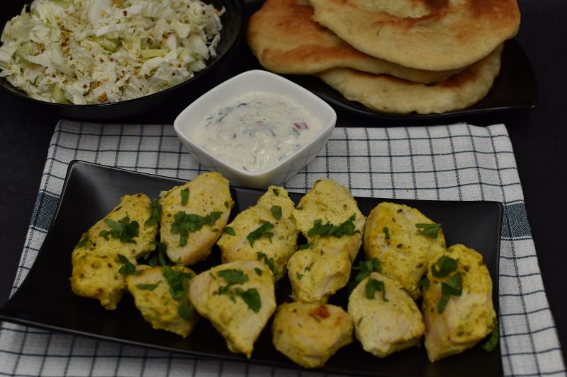 Kurczak Tandoori z sosem Raitę z ogórkiem