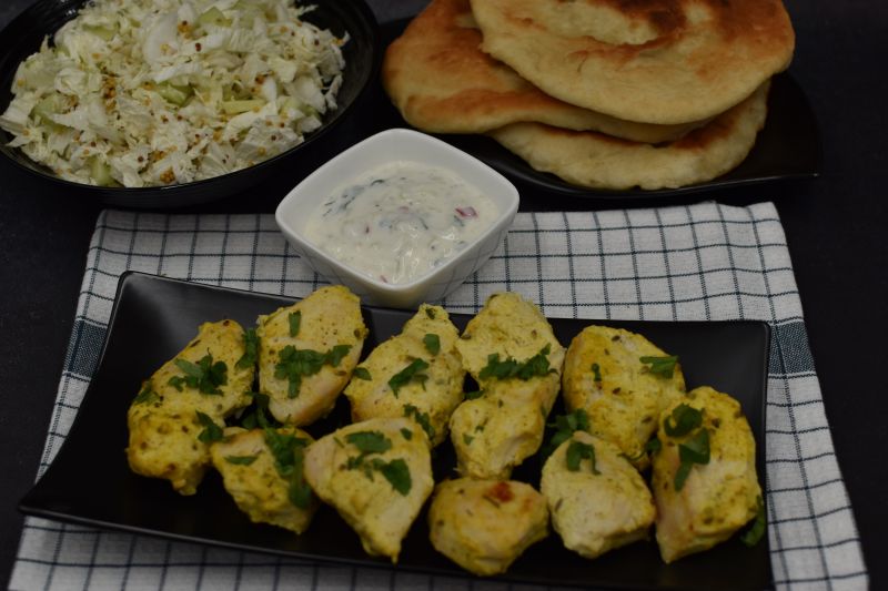 Kurczak Tandoori z sosem Raitę z ogórkiem