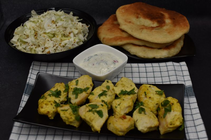 Kurczak Tandoori z sosem Raitę z ogórkiem