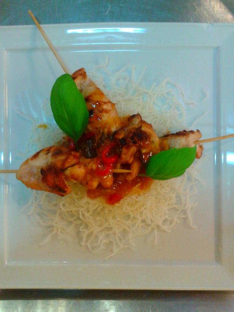  Kurczak teriyaki na smażonym makaronie ryżowym