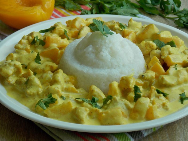 Kurczak w aksamitnym sosie z brzoskwiniami Kurczak w aksamitnym sosie z brzoskwiniami