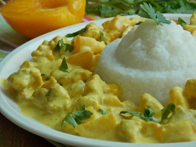 Kurczak w aksamitnym sosie z brzoskwiniami Kurczak w aksamitnym sosie z brzoskwiniami