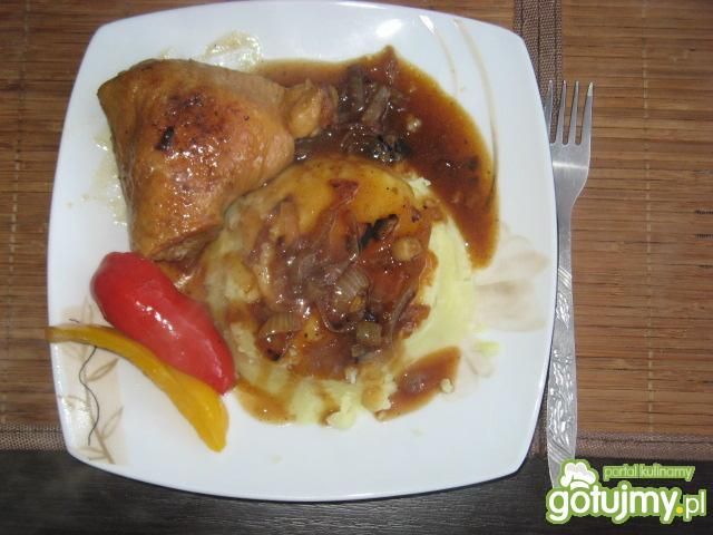 Kurczak w ciemnym sosie cebulowym.  Kurczak w ciemnym sosie cebulowym.