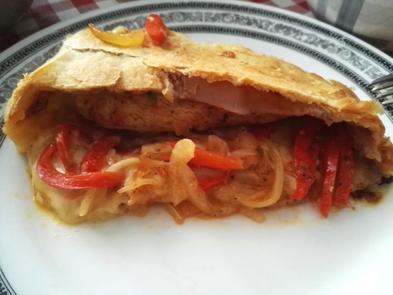 Kurczak w cieście francuskim a'la calzone Kurczak w cieście francuskim a'la calzone