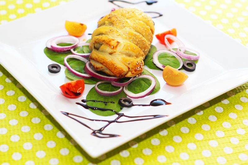 Kurczak w cieście francuskim na lekkiej sałatce Kurczak w cieście francuskim na lekkiej sałatce