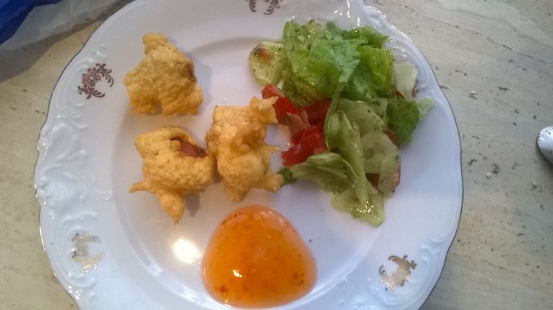 Kurczak w cieście sezamowym z sałatką z avokado