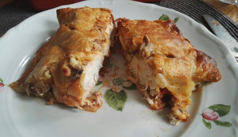 Kurczak w cieście z pieczarkami i papryką