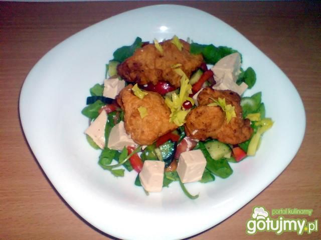 kurczak w cieście z sałatką