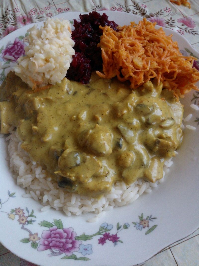 Kurczak w curry z pieczarkami