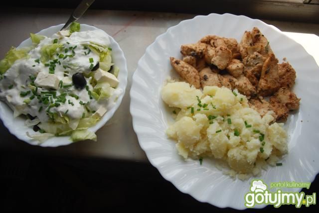 Kurczak w curry z sałatką czosnkową Kurczak w curry z sałatką czosnkową