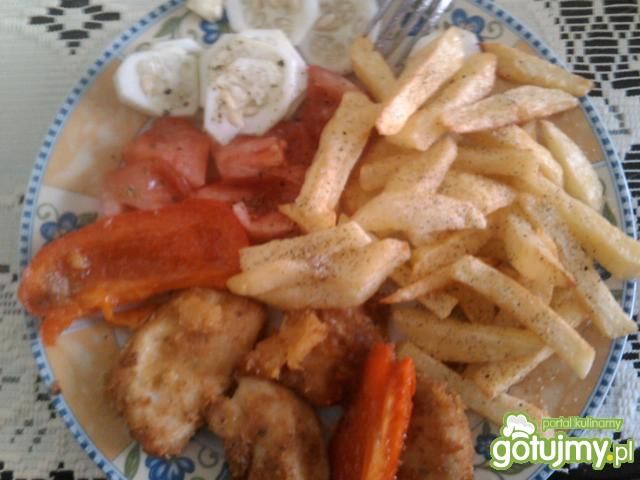 Kurczak w jogurcie z papryką i frytkami 