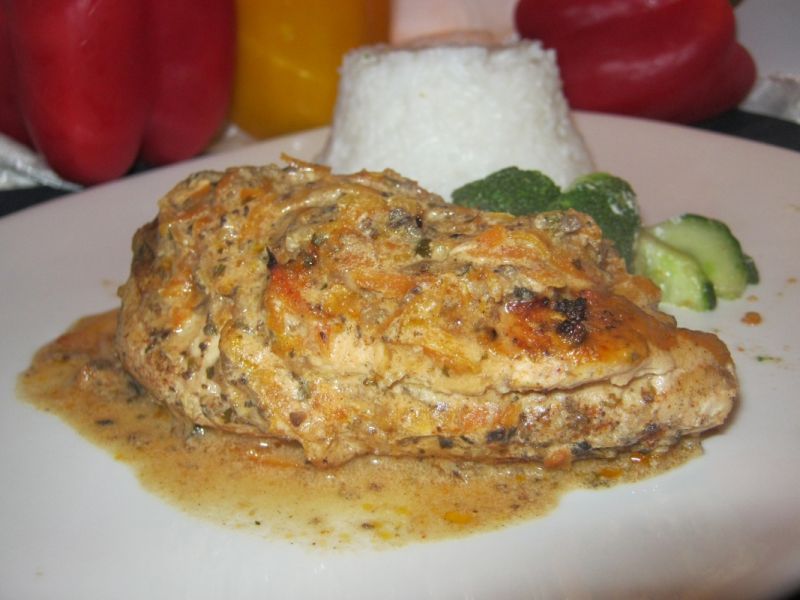 Kurczak w kremowym sosie marchewkowo-pieczarkowym Kurczak w kremowym sosie marchewkowo-pieczarkowym