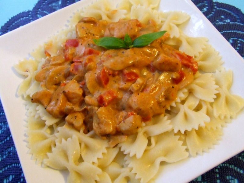 Kurczak w kremowym sosie paprykowym z makaronem