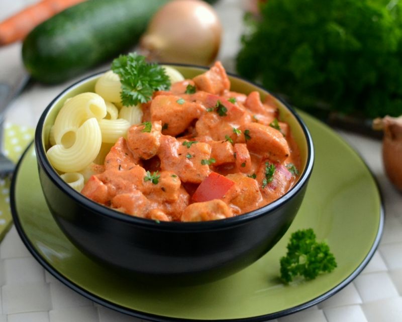 Kurczak w kremowym sosie pomidorowym z papryką