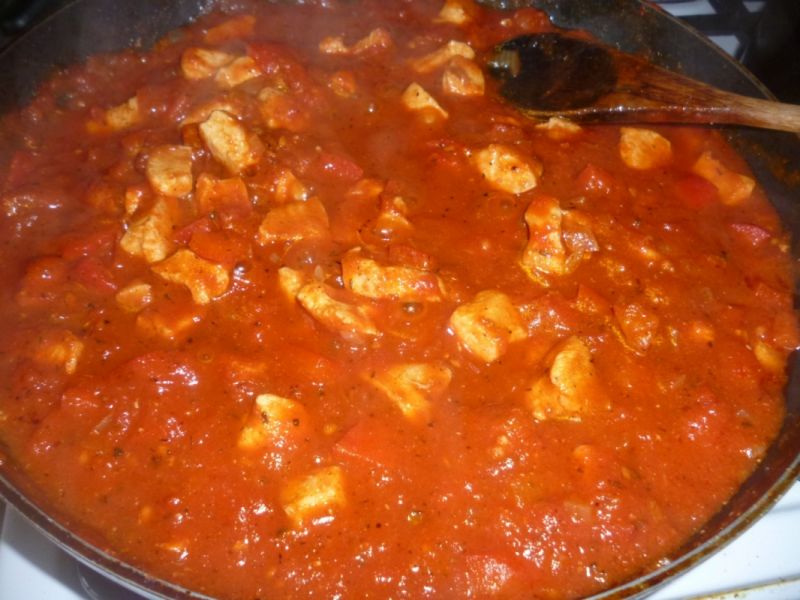 Kurczak w kremowym sosie pomidorowym z papryką