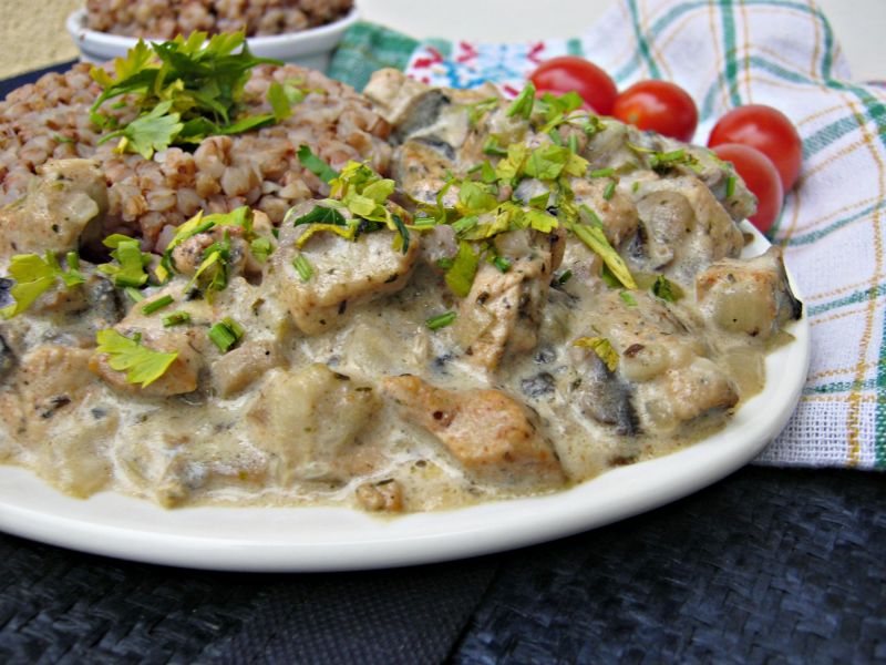 Kurczak w kremowym sosie serowym z pieczarkami Kurczak w kremowym sosie serowym z pieczarkami