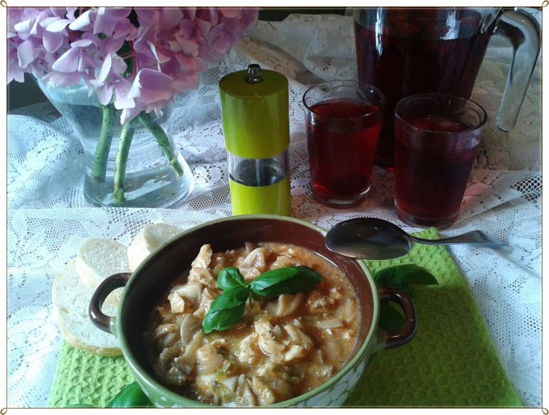 Kurczak w leśnym zagajniku