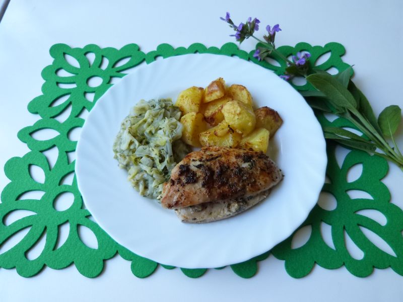 Kurczak w marynacie z szałwią