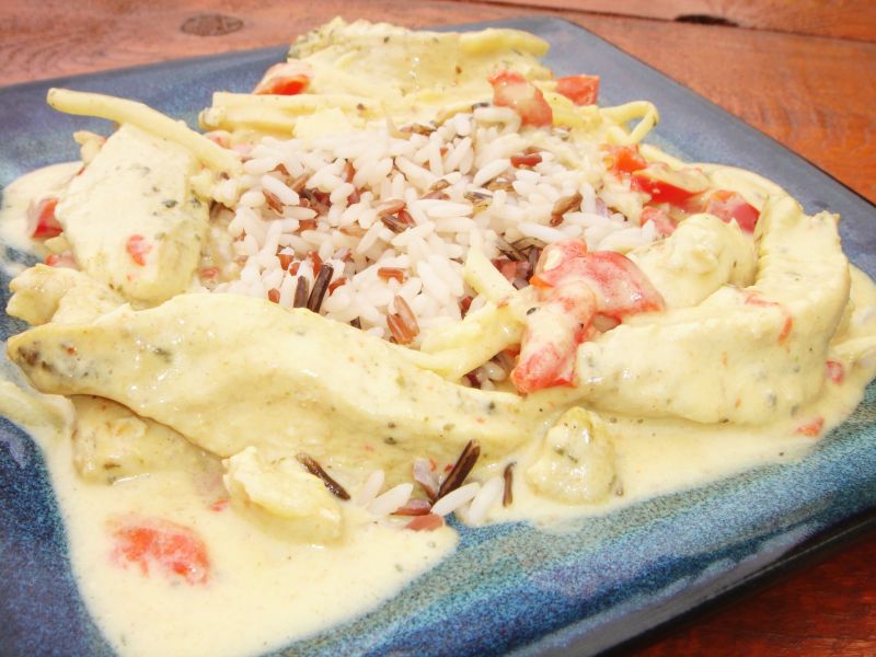 Kurczak w mleku kokosowym z papryką i bambusem