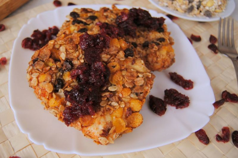 Kurczak w musli w sosie żurawinowym