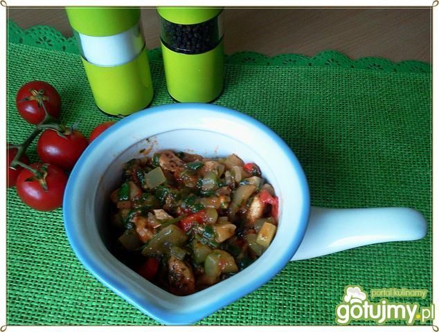 Kurczak w otoczeniu szpinaku i warzyw  Kurczak w otoczeniu szpinaku i warzyw