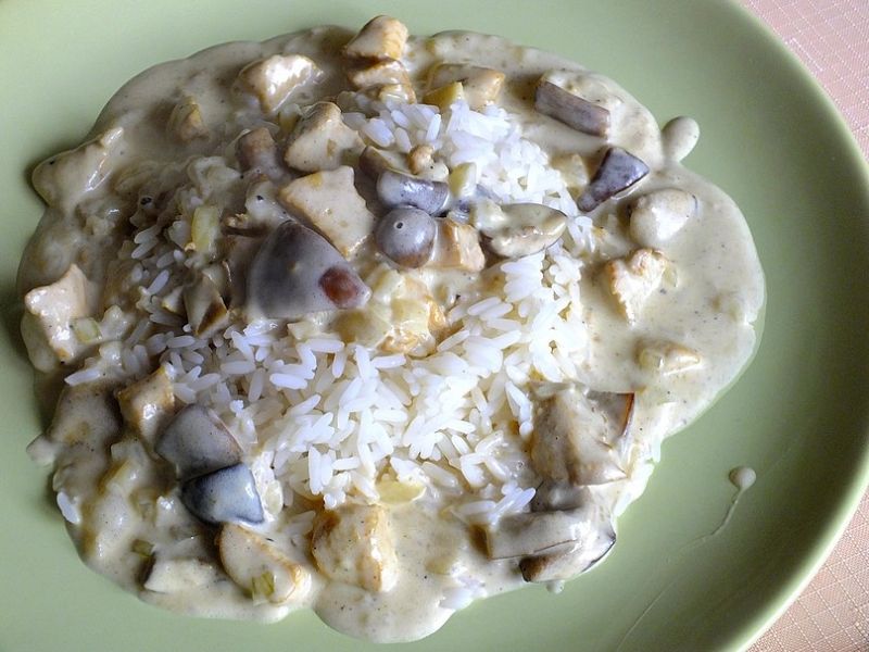 Kurczak w podgrzybkowym sosie podany z ryżem