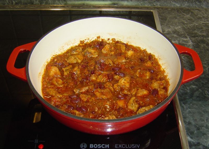 Kurczak w pomidorach z czerwoną fasolą