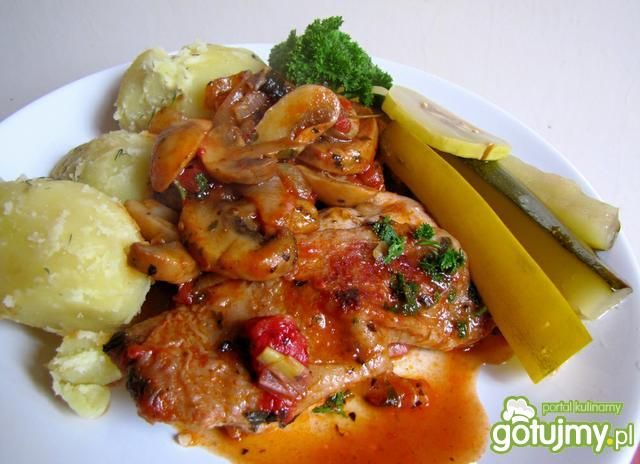 Kurczak w pomidorach z pieczarkami