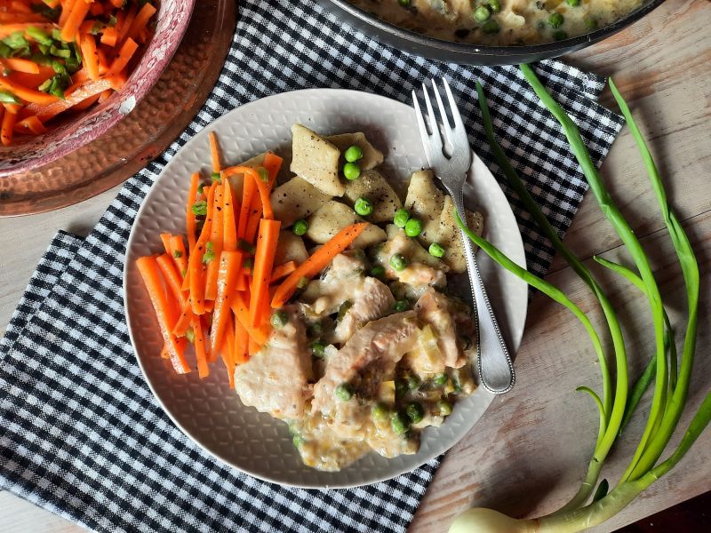 Kurczak w porach i groszku