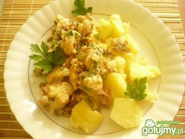 Kurczak w pysznym sosie z kurek