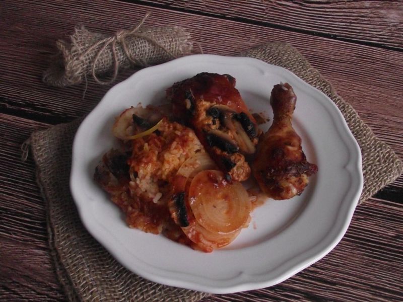 Kurczak w ryżu z pieczarkami i cebulą Kurczak w ryżu z pieczarkami i cebulą