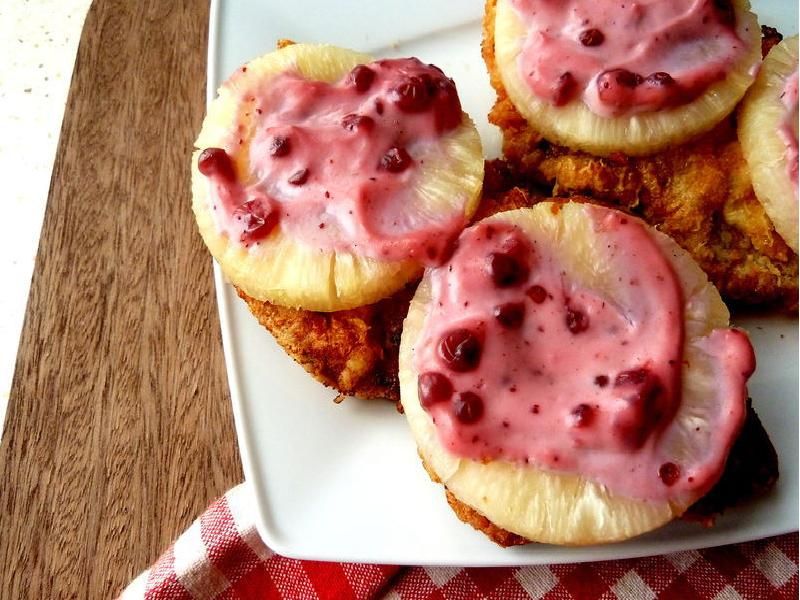 Kurczak w serowej panierce z ananasem i żurawiną