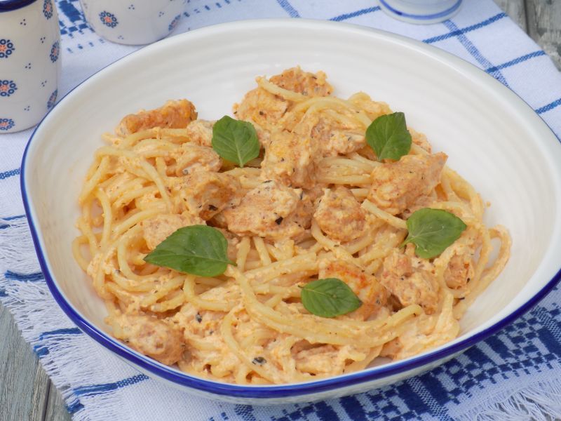 Kurczak w serowo-jogurtowym sosie z makaronem 