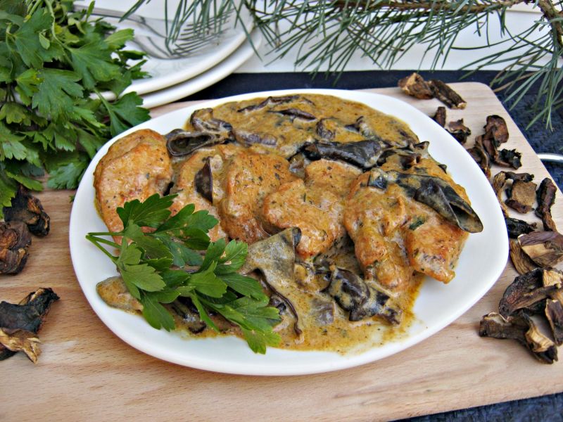 Kurczak w śmietanowym sosie z suszonymi grzybami Kurczak w śmietanowym sosie z suszonymi grzybami