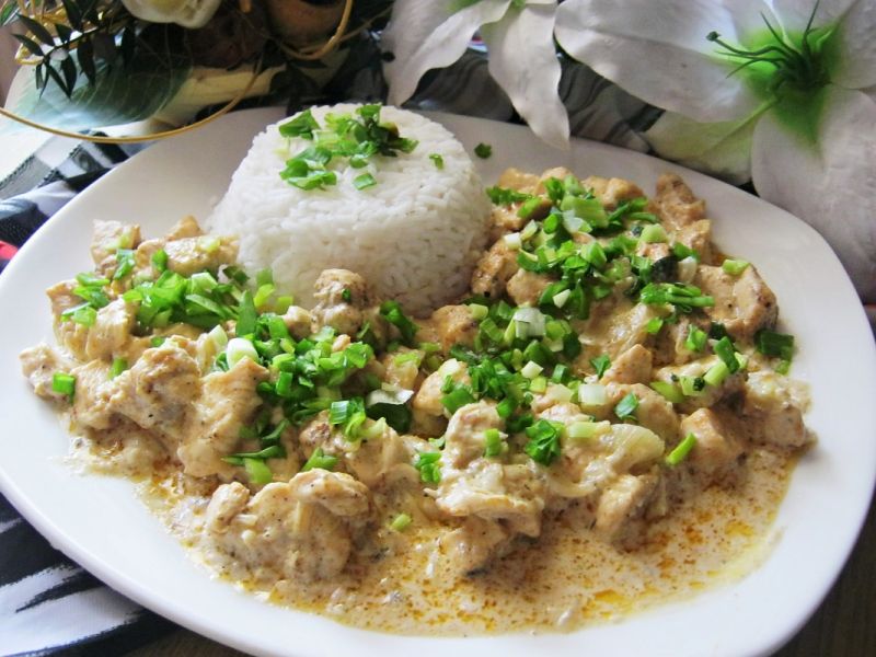 Kurczak w sosie cebulowo- czosnkowym Kurczak w sosie cebulowo- czosnkowym