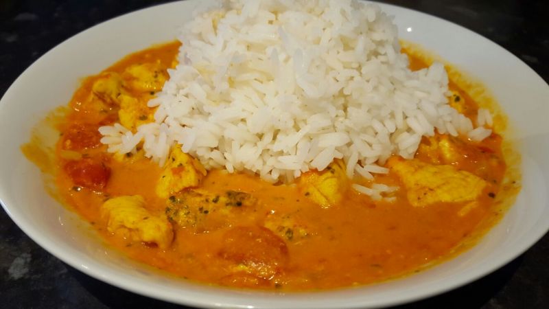 Kurczak w sosie curry z ryżem Kurczak w sosie curry z ryżem