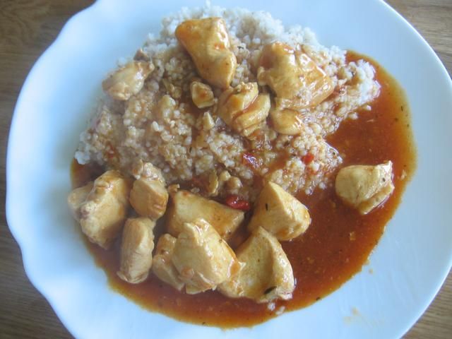 Kurczak w sosie gulaszowym z kaszą 