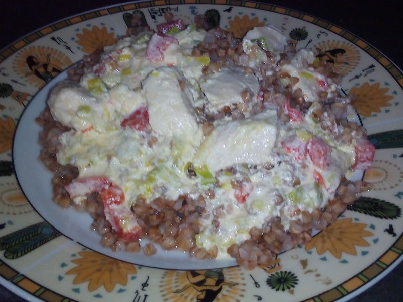 Kurczak w sosie jogurtowym z kasza gryczaną Kurczak w sosie jogurtowym z kasza gryczaną