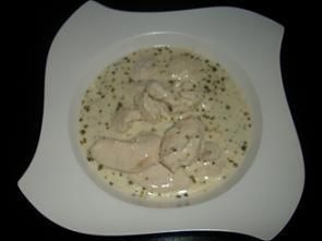 Kurczak w sosie majerankowym.