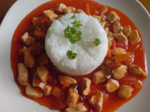 Kurczak w sosie paprykowo-warzywnym.